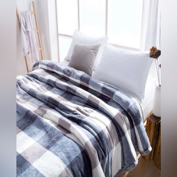 Blue and White Plaid Pattern Blanket - Picture 2 of 3